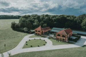 HazelGapBarn ChrisSnowdenPhotography Summer2018 AlexHarrison476hazelgapnottinghamshireweddingvenue 300x200