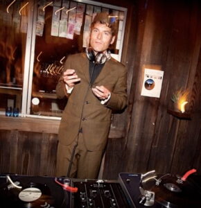 B8961781 F7A1 457D BDFD 1C11DB562AD2 290x300